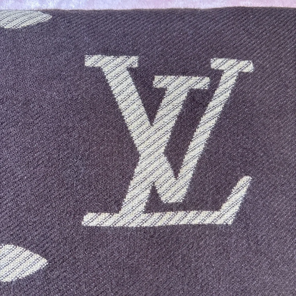 Louis Vuitton 65% Cashmere 35% Silk Monogram Scarf Made in Italy: 73x26
